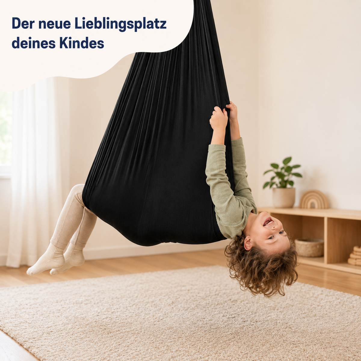 Mädchen hängt kopfüber im schwarzen Tuch, Kinderzimmer mit Fenster