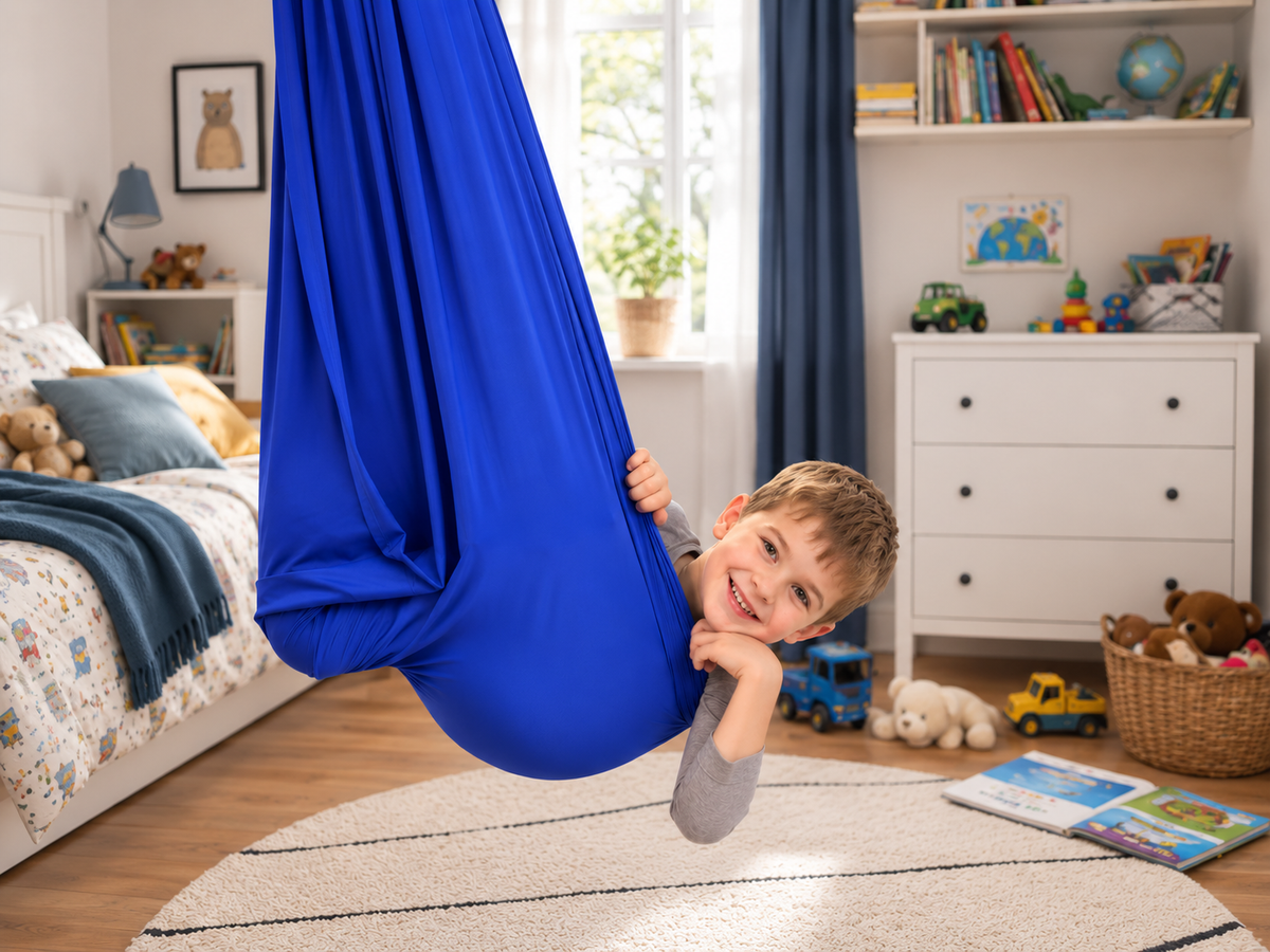 Junge lehnt sich aus dem Tuch heraus, Kinderzimmer