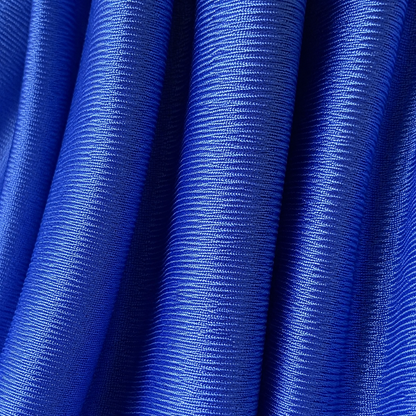 Nahaufnahme des Gewebes in Royalblau, die feine Maschenstruktur ist erkennbar
