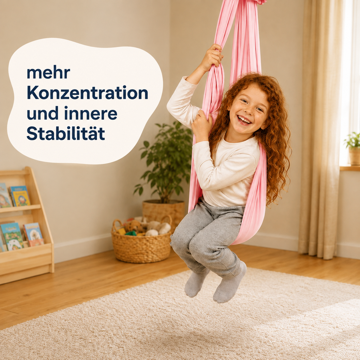 Mädchen sitzt im rosafarbenen Tuch, Kinderzimmer mit Bücherregal