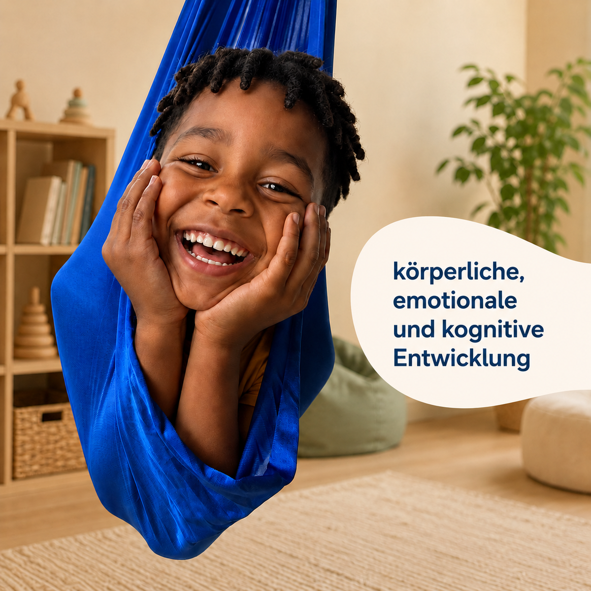 Junge stützt den Kopf in die Hände im royalblauen Tuch, Kinderzimmer mit Regal